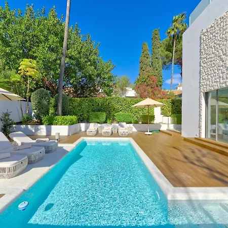 Spacious For 12 In Puerto Banus ماربيا