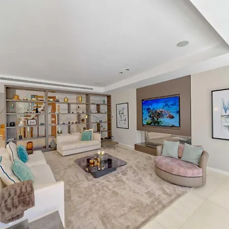 Spacious For 12 In Puerto Banus ماربيا