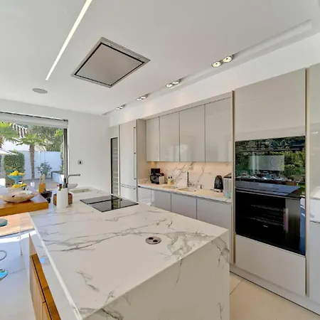 Spacious For 12 In Puerto Banus ماربيا