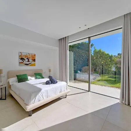 فيلة Spacious For 12 In Puerto Banus