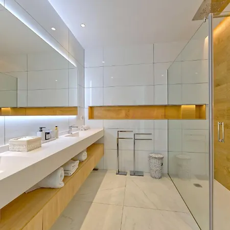 Spacious For 12 In Puerto Banus ماربيا