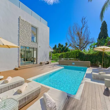 فيلة Spacious For 12 In Puerto Banus