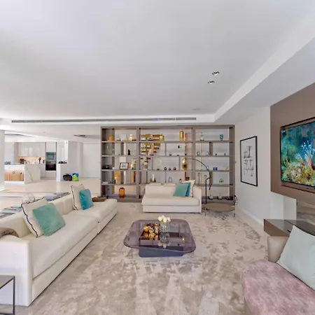 فيلة Spacious For 12 In Puerto Banus