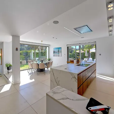Spacious For 12 In Puerto Banus ماربيا