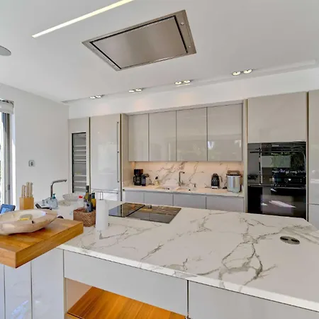 فيلة Spacious For 12 In Puerto Banus ماربيا