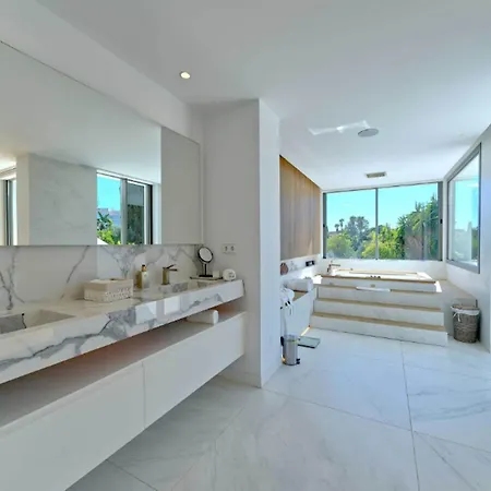 Spacious For 12 In Puerto Banus فيلة